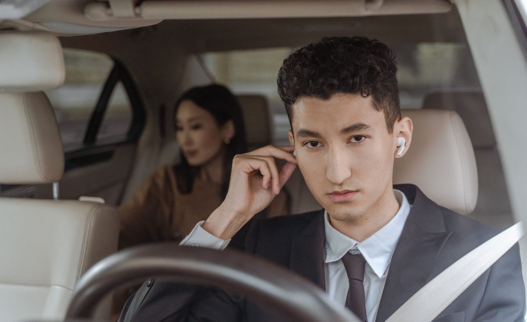 Chauffeur und Fahrgäste auf dem Weg zum Termin